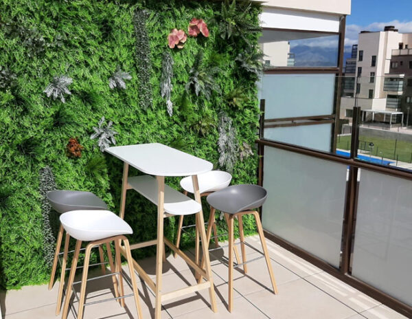 ¿Quieres crear un original rincón verde? elige un jardín vertical