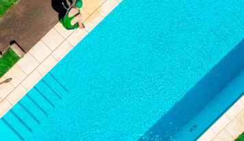 Limpieza y mantenimiento de piscinas de fibra y poliéster