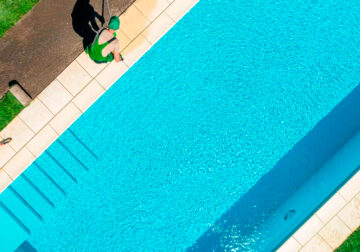 Limpieza y mantenimiento de piscinas de fibra y poliéster