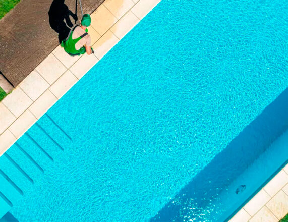 Limpieza y mantenimiento de piscinas de fibra y poliéster