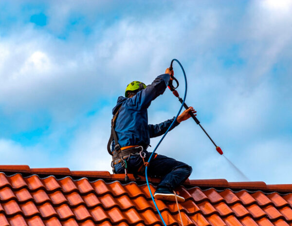 ¿Por qué contratar a profesionales para la limpieza de tu tejado?