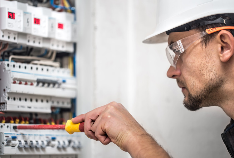 Experiencia y conocimiento técnico como pilares de la seguridad eléctrica